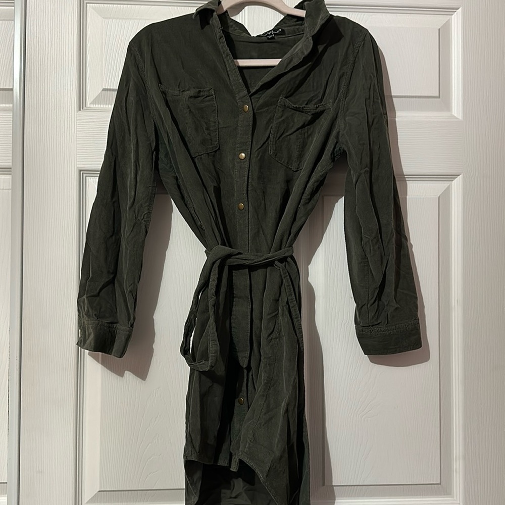 Velvet Heart Dress green size Medium
PLEASE READ Bottom button always opens